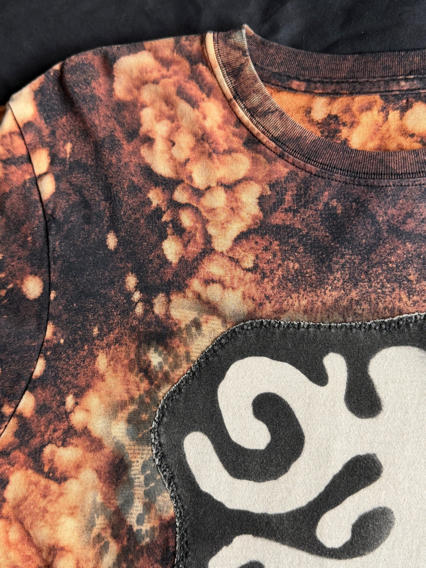 Shape patch bleach dyed t-shirt