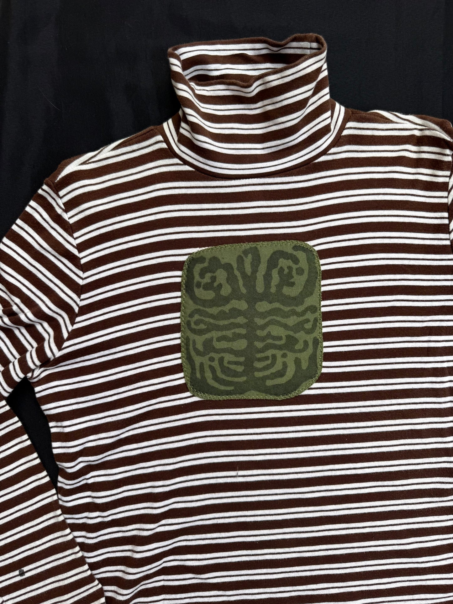 Shape patch striped turtle neck