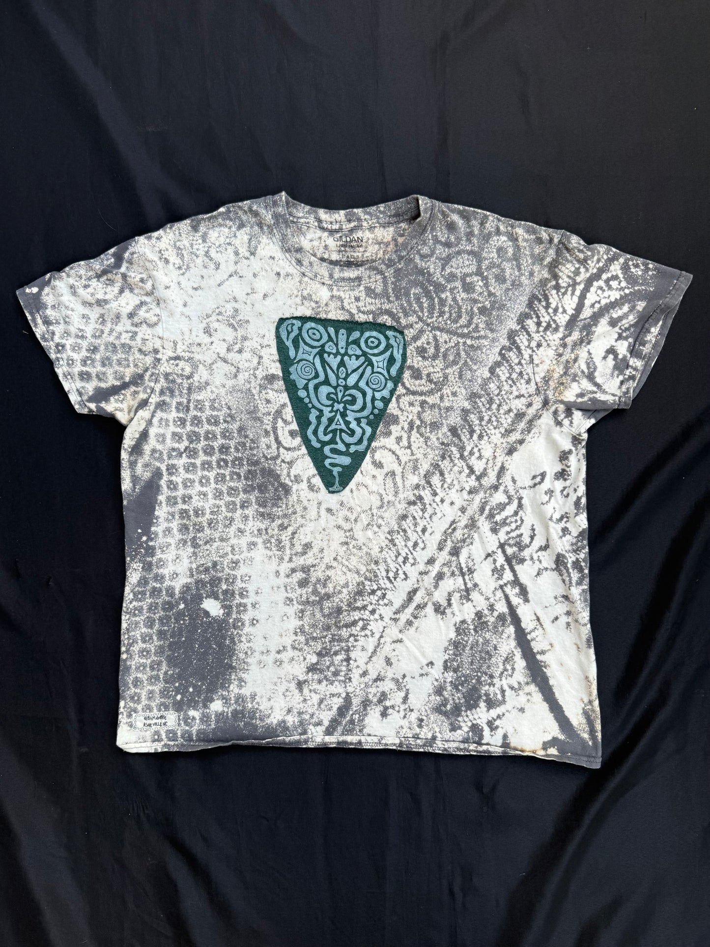 Shape patch bleach lace dyed t-shirt