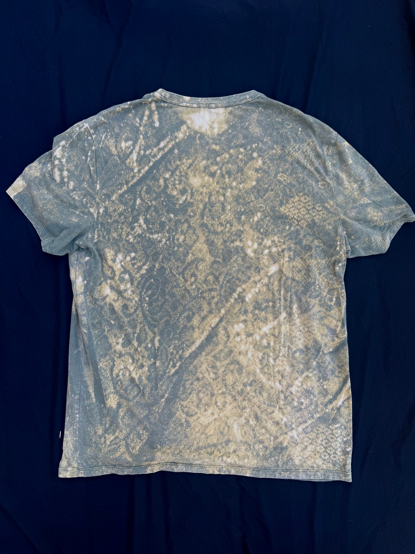 Shape patch bleach dyed t shirt