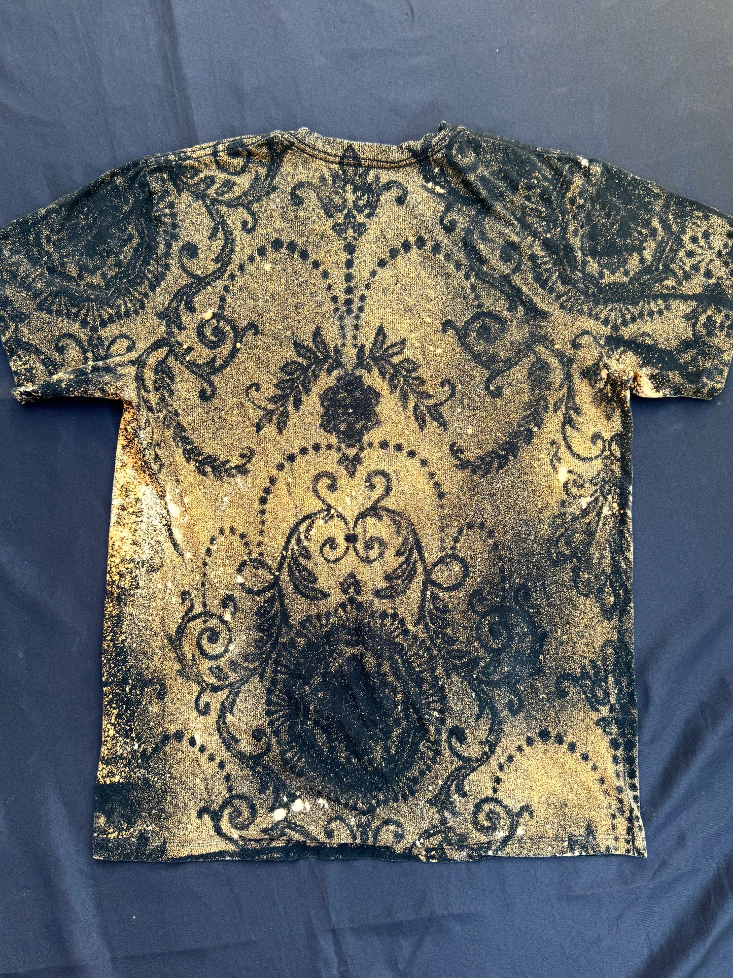 Face patch bleach lace dyed t-shirt