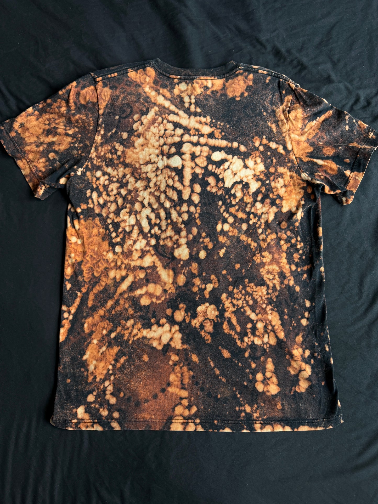 Shape patch bleach dyed t-shirt