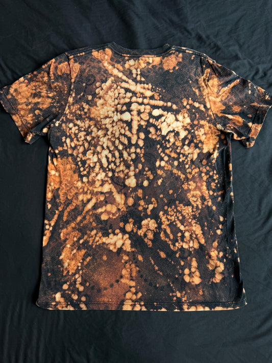 Shape patch bleach dyed t-shirt