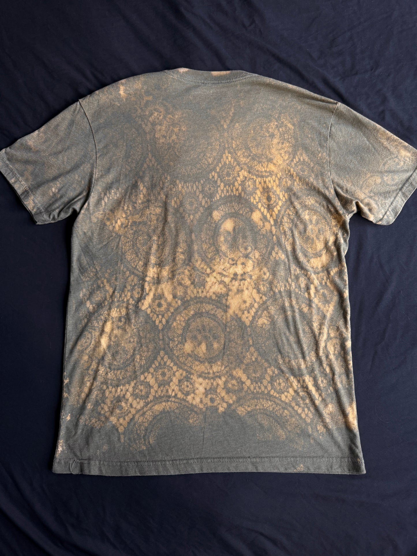 Shape patch bleach dyed t-shirt