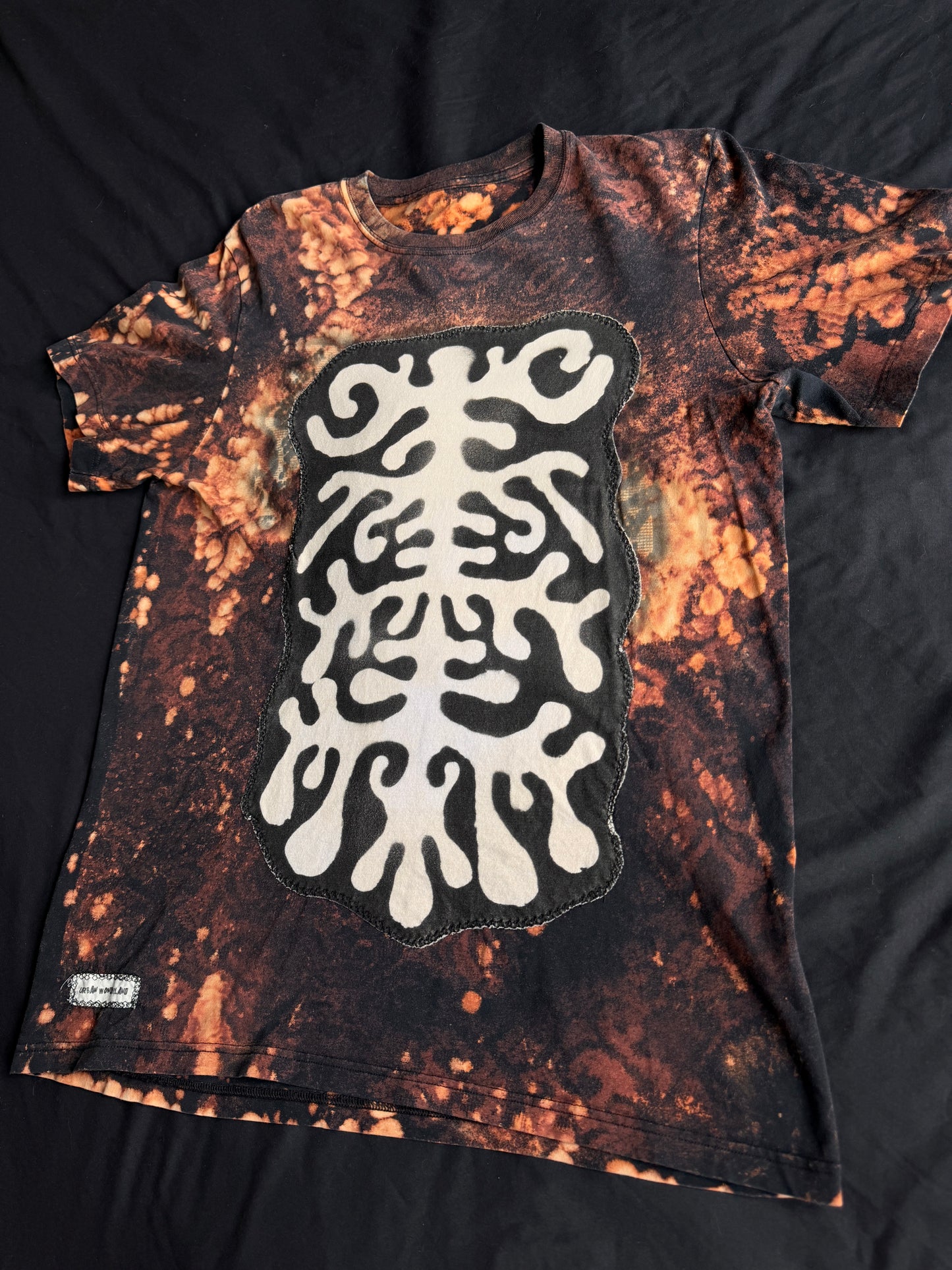 Shape patch bleach dyed t-shirt
