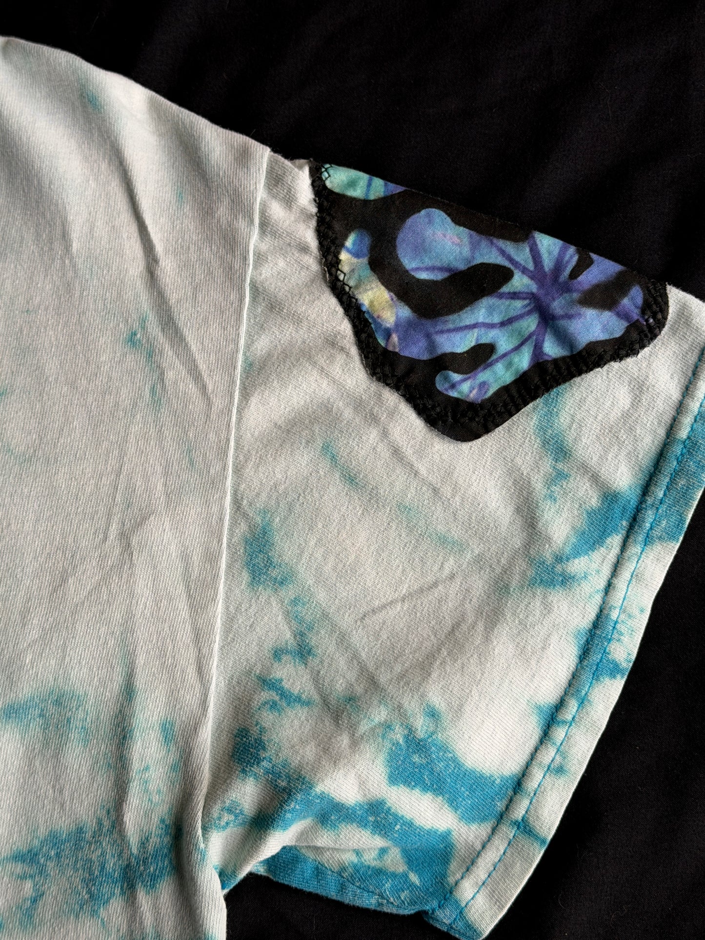 Shape patch bleach dyed t-shirt