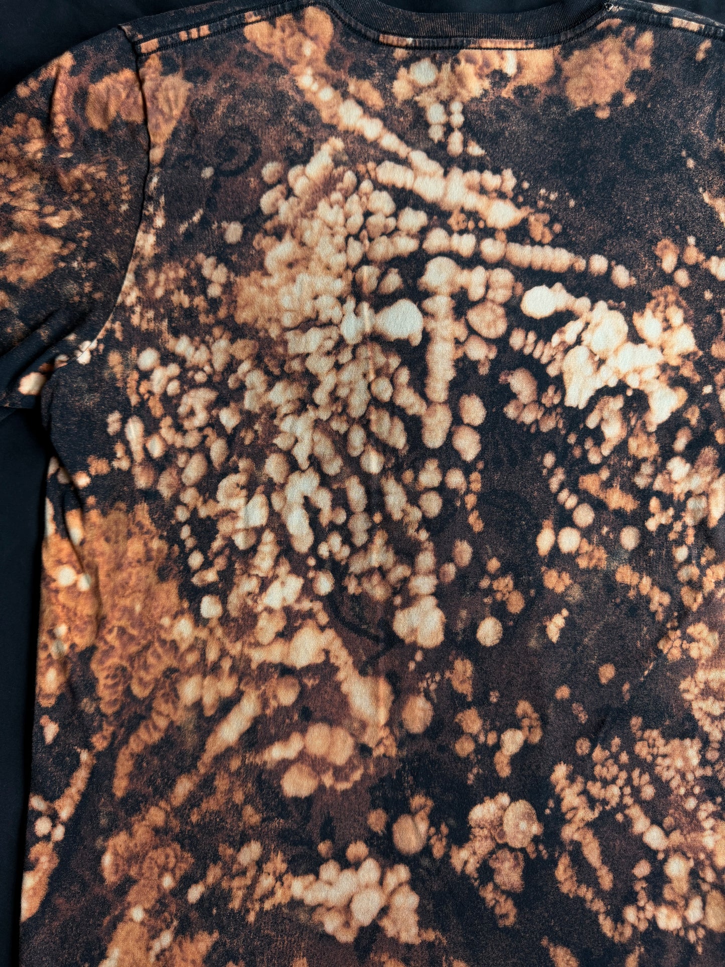 Shape patch bleach dyed t-shirt